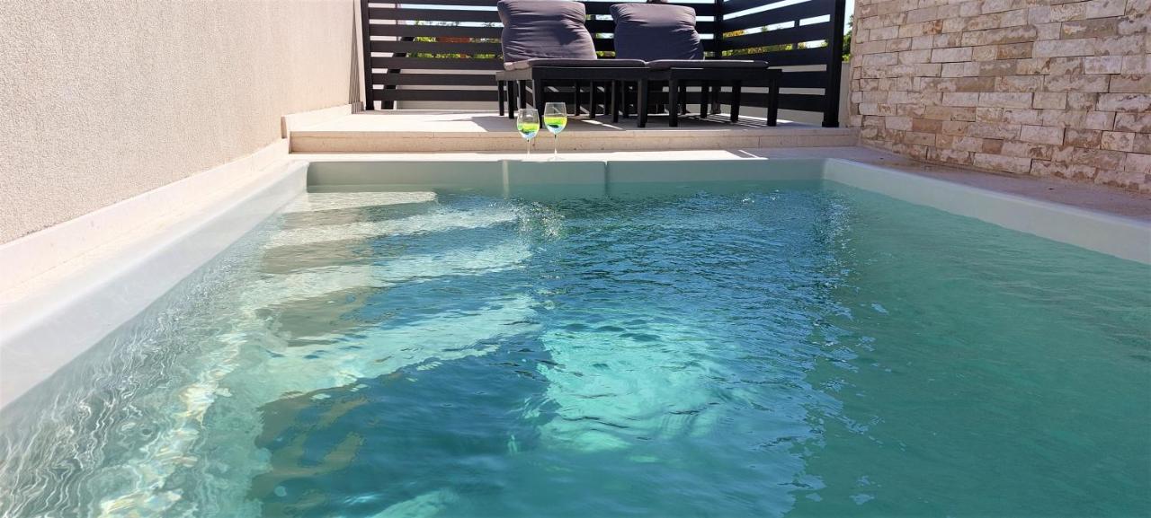 Vip Deluxe Apartment Arian Novalja Exteriör bild